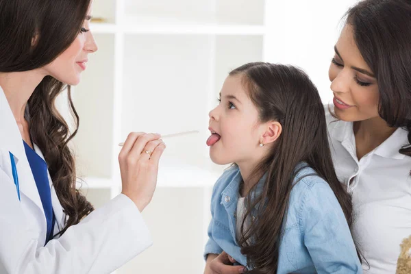 Klinikte Çocuk Doktoru Tarafından Boğazını Muayene Ettiren Küçük Bir Kız — Stok fotoğraf