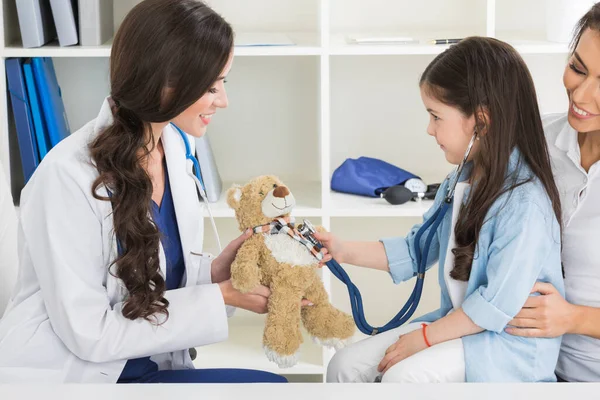 Carino Piccolo Paziente Bambino Fingendo Essere Medico Tenendo Giocattolo Orsacchiotto — Foto Stock