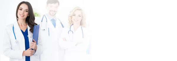一个由男女医生组成的医疗小组 被隔离在白色背景下 有复制空间 — 图库照片