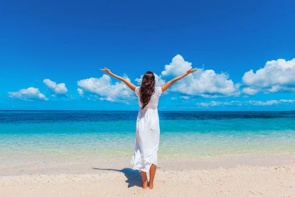 Mulher Vestido Branco Posando Praia Tropical Mar Com Braços Levantados — Fotografia de Stock