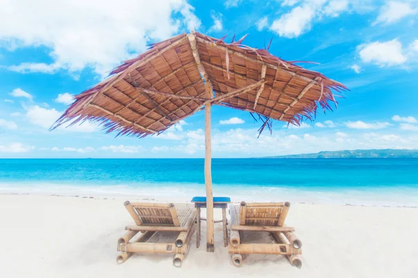 Cadeiras Praia Guarda Chuva Feito Palha Bambu Bela Praia Mar — Fotografia de Stock