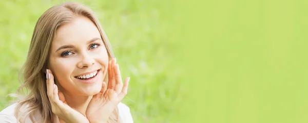 Porträt Einer Schönen Weiblichen Modell Auf Grünem Gras Hintergrund Natürliche — Stockfoto