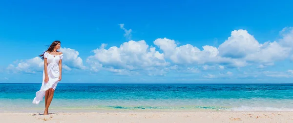 Vrouw Witte Jurk Lopen Tropische Strand Tropische Zee Achtergrond — Stockfoto