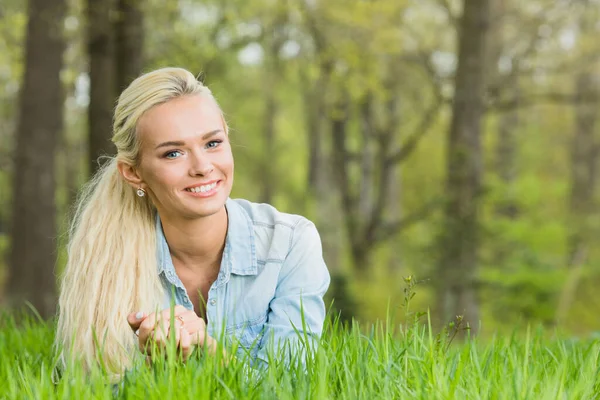 Felice Sorridente Giovane Donna Sdraiata Sull Erba Verde — Foto Stock