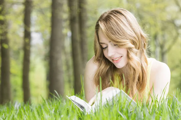 Young Beautiful Woman Lays Green Grass Field Reads Book Spring — Stock Photo, Image