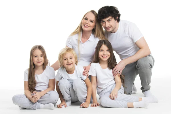 Mutlu Gülümseyen Iki Ebeveyn Çocuklu Aile Stüdyoda Beyaz Arka Planda — Stok fotoğraf