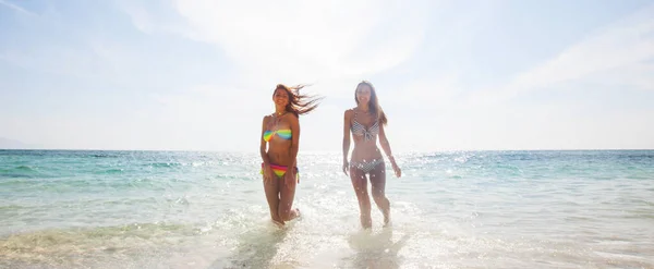 快乐的女孩在海滩上流连着水 男人的朋友 假期快乐 — 图库照片