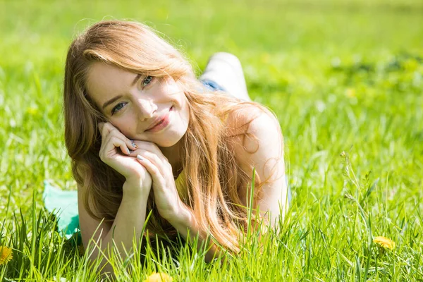 Gelukkig Glimlachende Jonge Vrouw Liggend Het Groene Gras — Stockfoto