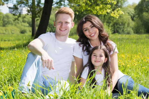 Familia Tres Sentados Primavera Parque Prado Hierba Siendo Feliz — Foto de Stock