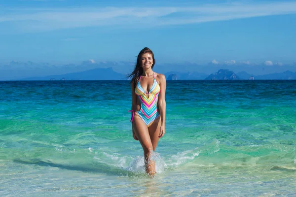 Gelukkig Gebruind Meisje Bikini Aan Zee Blauw Zeewater Achtergrond — Stockfoto