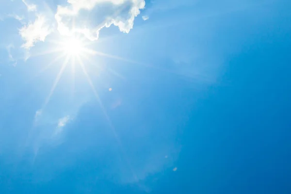 Céu Azul Com Nuvens Lente Solar Efeito Flare Espaço Cópia — Fotografia de Stock