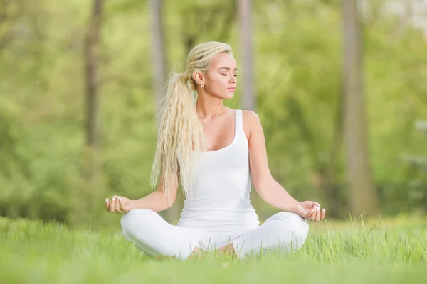 Yoga Meisje Lotus Poseren Het Park Jonge Vrouw Witte Kleren — Stockfoto