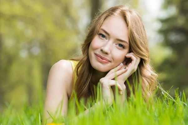 Glücklich Lächelnde Junge Frau Liegt Auf Dem Grünen Gras — Stockfoto