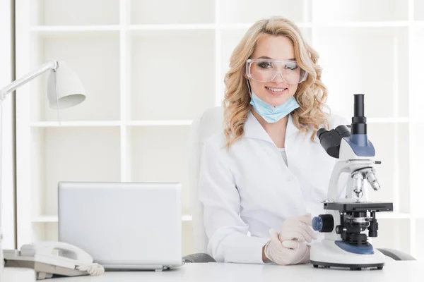 Retrato Una Investigadora Médico Haciendo Investigación Con Microscopio Laboratorio —  Fotos de Stock