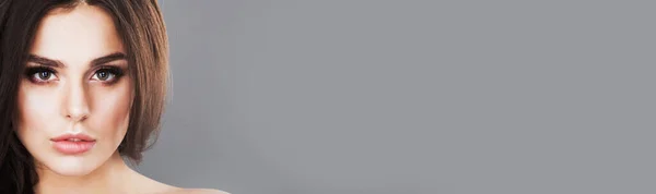 Красивая Брюнетка Женский Портрет Здоровые Волосы Чистая Свежая Кожа Девушка — стоковое фото