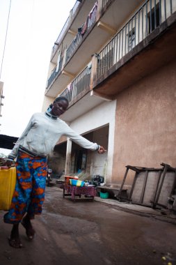 Afrika insanlar yiyecek taşıyan