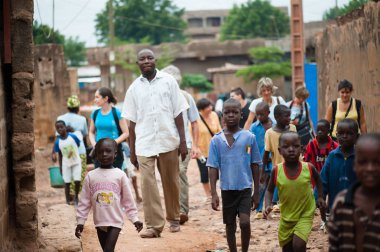 Çok ırklı bir grup Afrikalı köyde insan