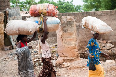 Afrika insanlar yiyecek taşıyan