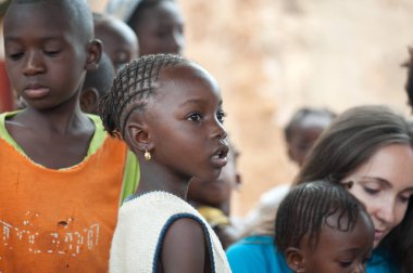 Çok ırklı bir grup Afrikalı köyde insan