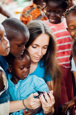 Çok ırklı bir grup Afrikalı köyde insan