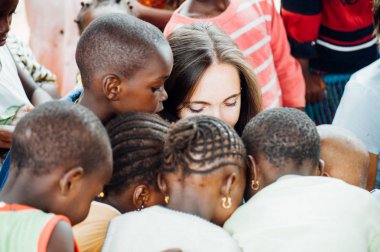 Çok ırklı bir grup Afrikalı köyde insan