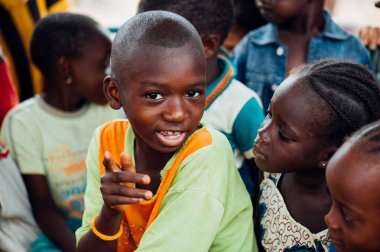 Çok ırklı bir grup Afrikalı köyde insan