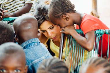 Çok ırklı bir grup Afrikalı köyde insan