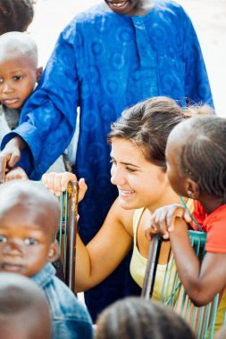 Çok ırklı bir grup Afrikalı köyde insan