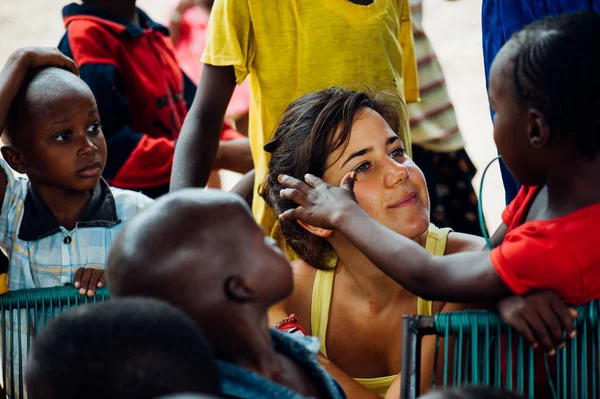 Çok ırklı bir grup Afrikalı köyde insan