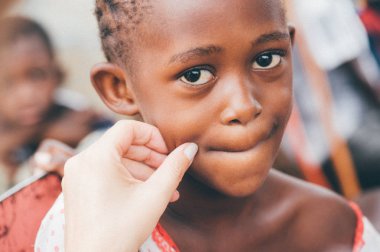 Çok ırklı bir grup Afrikalı köyde insan