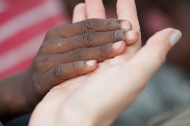 Çok ırklı bir grup Afrikalı köyde insan