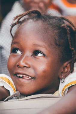 Afrikalı kadın ilköğretim okulu öğrenci
