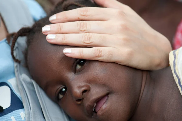 Çok ırklı bir grup Afrikalı köyde insan