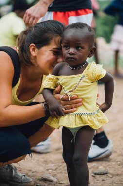 Çok ırklı bir grup Afrikalı köyde insan