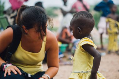Çok ırklı bir grup Afrikalı köyde insan