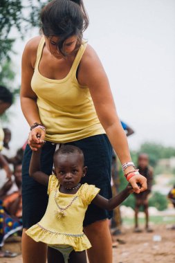 Çok ırklı bir grup Afrikalı köyde insan