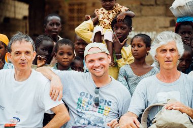 Çok ırklı bir grup Afrikalı köyde insan
