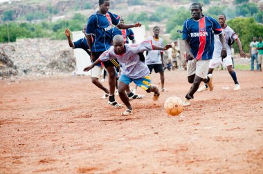 Afrika köyde futbol oynayanlar