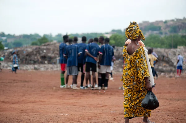 在非洲的村庄踢足球的人 — 图库照片