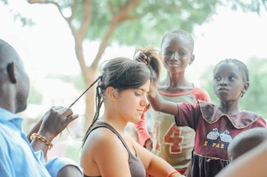 Çok ırklı bir grup Afrikalı köyde insan