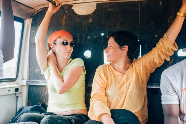 Çok ırklı bir grup Afrikalı köyde insan