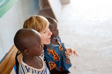 Afrikalı Çocuk sınıfta eğitim kadın