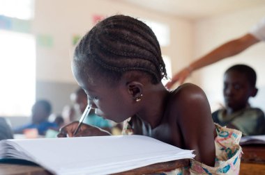 Afrikalı kadın ilköğretim okulu öğrenci