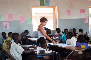Afrikalı Çocuk sınıfta eğitim kadın