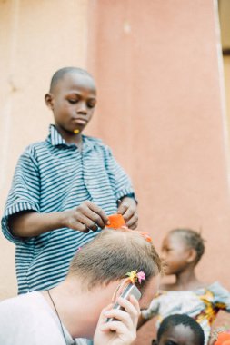 Çok ırklı bir grup Afrikalı köyde insan
