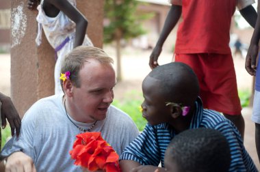 Çok ırklı bir grup Afrikalı köyde insan