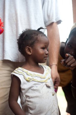 Çok ırklı bir grup Afrikalı köyde insan