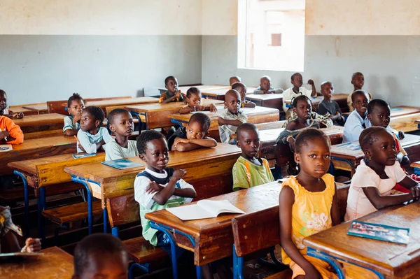 Студенты начальной школы Африки — стоковое фото