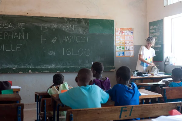 Žena s výukou afrických dětí ve třídě — Stock fotografie