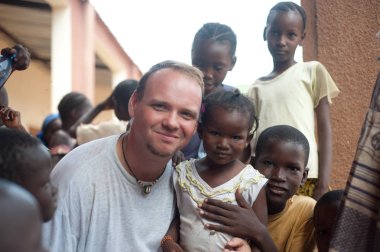 Çok ırklı bir grup Afrikalı köyde insan